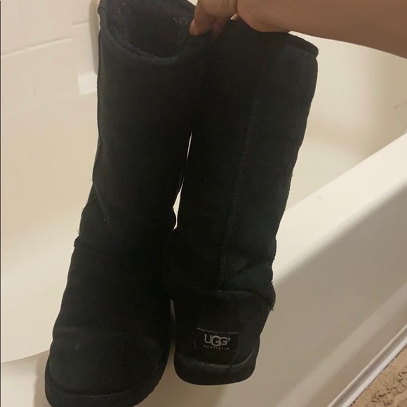 Black tall Ugg’s - Picture 1 of 4